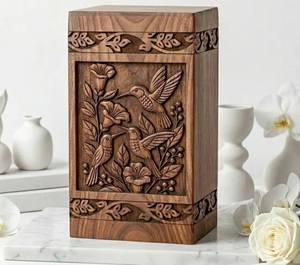 Urne funéraire artisanale en bois de rose pour crémation, motif colibri, sculptée en forme d'oiseau, pour jardin éternel, avec ailes célestes et motif floral. - Product Image 1