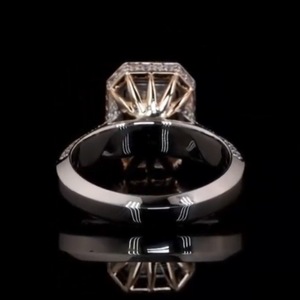 Bague de fiançailles de luxe pour femme en or blanc 14 carats avec diamant solitaire synthétique de laboratoire taille émeraude de 2,00 carats et halo de diamants, certifiée IGI - Product Image 3