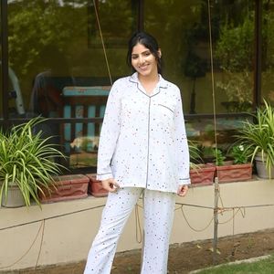 Ensemble de pyjama pour femmes, blanc, imprimé multicolore, chemise à manches longues boutonnée, pantalon assorti, vêtements de nuit légers, OEM personnalisé - Product Image 1