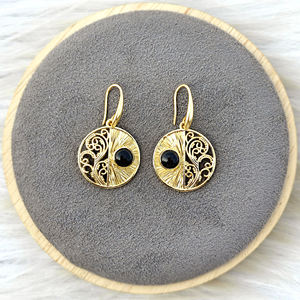 Boucles d'oreilles pendantes de style ethnique, délicates, en onyx noir rond, en laiton massif plaqué or 18 carats, design filigrané, boucles d'oreilles pendantes imposantes. - Product Image 4