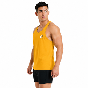 La construcción ligera ofrece una fácil movilidad con la camiseta sin mangas Man Tank Top, que ofrece una fácil movilidad para las rutinas diarias y más allá de ellas. - Product Image 3