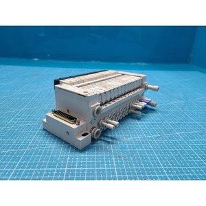 Conjunto de Válvulas Solenoides Neumáticas SMC VQ1100Y-5 + VQ1200Y-5, Usadas como Piezas de Repuesto para Equipos Legacy Semiconductor - Product Image 6