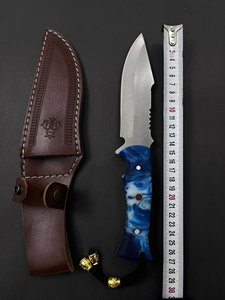 Cuchillo de Caza y Camping para Exteriores, Hoja Fija de Acero Inoxidable, Borde Parcialmente Dentado, Mango de Epoxi Azul, Funda de Cuero - Ligero - Product Image 4