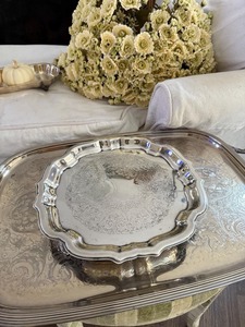 Bandeja Redonda Plateada con Grabado Floral Intrincado, Diseño Decorativo Tradicional, Borde Enmarcado - Product Image 4