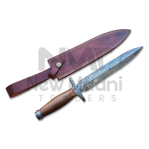 Cuchillo de caza de acero de Damasco con hoja de punta caída, mango de madera y funda de cuero. Cuchillos hechos a mano en venta a bajo precio. - Product Image 1