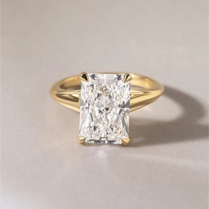 Anillo de Diamante de Laboratorio con Corte Radiante de 5.50CT Personalizado, Oro Amarillo, Proveedor de Joyería Nupcial - Product Image 1