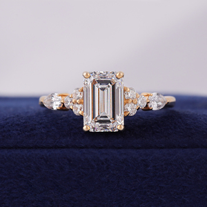 Anillo de compromiso con diamante cultivado en laboratorio de 2 quilates con corte esmeralda y piedras laterales en racimo - Product Image 1