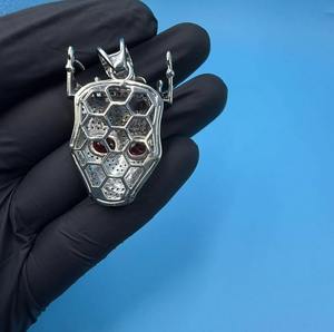 Pendentif Crâne Moissanite Incolore Sertie de Diamants avec Yeux Rouges, Design Personnalisé, Collier Pendentif Diamant pour Soirées et Cérémonies - Product Image 3