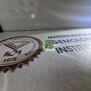 เพชรหลวมเพาะเลี้ยงในห้องปฏิบัติการ IGI Certified 1 กะรัต ทรงปรินเซส สีเขียวแฟนซีสดใส VS2 สำหรับทำเครื่องประดับ ขายส่ง - Product Image 5