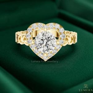 Anillo de Promesa Romántico con Diamante Cultivado en Laboratorio, Forma de Corazón, Halo Pavé con Piedra Central, Filigrana de Corazón Abierto Continuo en el Tallo - Product Image 2