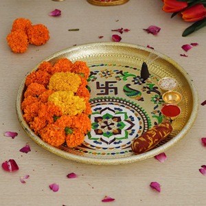 Juego de Thali de Latón de Lujo con Acabado Antiguo, Plato para Puja con Campana Diya y Kalash, Estilo Étnico para Decoración de Templos y Regalos - Product Image 1