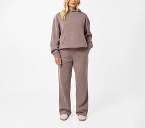 Fournisseur de survêtements athleisure en polyester recyclé à faible MOQ, ensemble de voyage pour femme avec logo personnalisé - Product Image 3