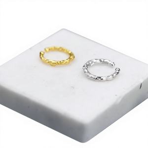 Pendientes tipo ear cuff con acabado de lámina arrugada en plata de ley, sin perforación, efecto fundido, martillados, en plata o oro. - Product Image 6