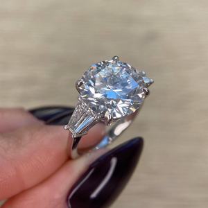 Anillo de Compromiso Solitario Moderno de Oro de 18K con Diamante Cultivado en Laboratorio de Corte Redondo de 10 Quilates |   Joyería de Lujo para Bodas - Product Image 5