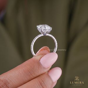 Anillo de promesa con diamante de corte cojín cultivado en laboratorio, certificado IGI, engaste de púas central con halo oculto bajo la galería y anillo pavé. - Product Image 3