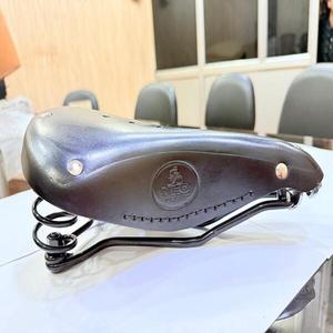 Selle de vélo classique en cuir confortable, rivets noirs, double rail en acier, coussin léger, siège de vélo pour adultes unisexes, route - Product Image 1