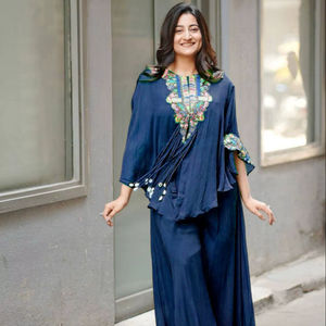 Ensemble élégant pour soirée avec haut à sequins et pantalon palazzo - Product Image 1