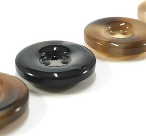 Grand luxe 15mm 18mm 30mm, boutons en résine de bois multi-trous naturels gravés au laser pour vêtements à 4 trous - Product Image 4