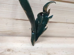Poignée de porte en fer forgé à la main en forme de marguerite ; résistante à la rouille, facile à installer, élégante et au fini peint. - Product Image 5