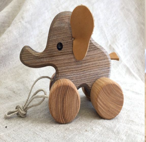 Camión de madera resistente que transporta a un lindo amigo tortuga. Perfecto para niños pequeños. Disponible a precios de mayorista - Product Image 3