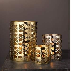 Élégant porte-bougie votif en métal offrant une éclairage doux, créant une harmonie apaisante dans les espaces intérieurs raffinés. - Product Image 6