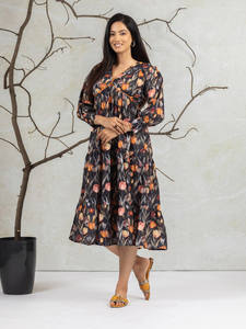 เดรสทรงเข้ารูปพิมพ์ลายดอกไม้สีดำ คอวี แขนยาวแบบมีปลายพับ ความยาวปานกลาง ชายกระโปรงบาน ผ้าลินิน สำหรับผู้หญิงและผู้ชาย - Product Image 4