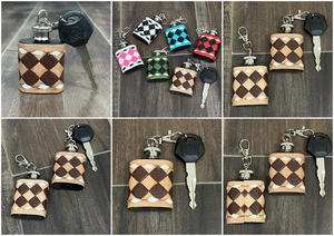 Llavero de cuero a cuadros hecho a mano al por mayor, mini botella de whisky, llavero de cuero genuino, artículo promocional para exposiciones y eventos - Product Image 3