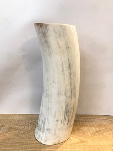 Vase en corne de buffle fait main, forme naturelle, récipient décoratif rustique pour la décoration de la maison - Product Image 4