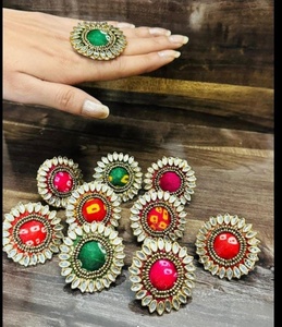 Impresionantes Anillos Grandes Ajustables de Tela Bandhani Hechos a Mano con Borde con Trabajo Kundan, Joyería Étnica Tradicional Rajasthani - Product Image 2