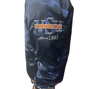 Chaqueta Varsity Personalizada de Satén con Logotipo Bordado OEM, Cuello en V, para Equipos Universitarios, Ropa Urbana, Venta al Por Mayor - Product Image 2