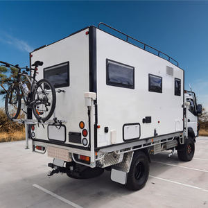 Caravane tout-terrain robuste et extensible avec cuisine, lit, rangement et système d'eau pour aventures en plein air - Product Image 3