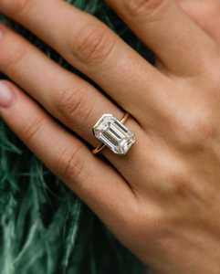 Anillo de halo solitario de lujo con diamante de corte esmeralda de 4.01 quilates cultivado en laboratorio con oro macizo de 14 quilates, regalo para fiesta de compromiso o boda para tu pareja - Product Image 1