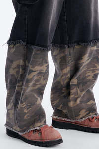 Jean cargo bicolore pour homme, denim foncé, style streetwear avec poches latérales, look tendance - Product Image 3