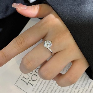 Anillo de Diamante Cultivado en Laboratorio de Corte Redondo de 2 Quilates con Oro Amarillo de 14K, Anillo Moderno con Engaste Cruzado, Anillo de Diamante Certificado IGI de Oro Amarillo de 14K - Product Image 5