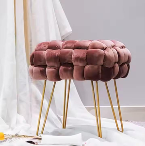 Asiento tapizado en terciopelo y puf de metal y terciopelo que anclan el espacio con un interesante contraste entre la estructura fría y la comodidad de la suavidad. - Product Image 6