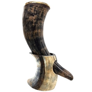 Taza de cuerno para beber cerveza de cerámica ecológica vikinga hecha a mano, accesorio de fiesta clásico con tapa duradera, se requiere lavado a mano - Product Image 1