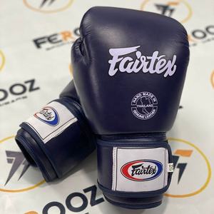 Gants de boxe Fairtex blancs avec logo personnalisé, pour entraînement, sparring et combat, 100% cuir véritable, Muay Thai - Product Image 3