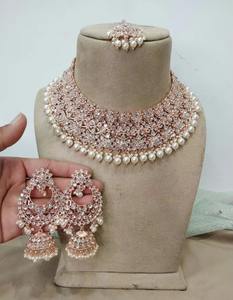 Collar tradicional afgano Kuchi chapado en oro con piedras de rubí rosa y elegantes flecos de perlas blancas. - Product Image 6