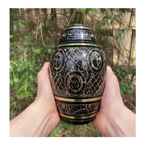 Urne funéraire grecque pour adulte, forme dôme, artisanale, en laiton, prix d'usine, urne à cendres souvenir faite à la main, style européen - Product Image 1