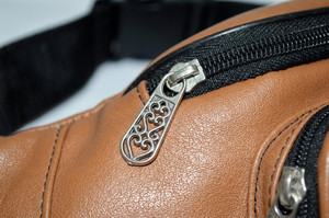 กระเป๋าคาดเอวหนังแท้สีน้ำตาล Royal Leather Works พร้อมสายสะพายสีดำปรับได้และซิปปิด คุณภาพสูงสำหรับการเดินทางและกิจกรรมกลางแจ้ง - Product Image 5