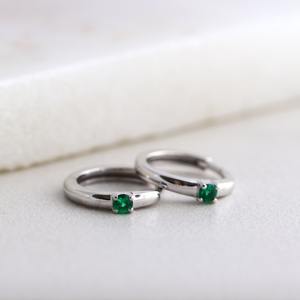 Pendientes de Aro Huggie de Esmeralda en Oro Blanco Sólido de 14K, Piedra de Nacimiento de Mayo, Joyería Minimalista y Delicada, Regalo para Mujeres y Niñas, Fiesta - Product Image 5