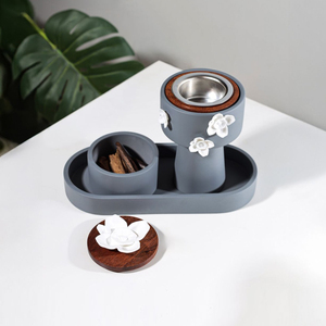 Ensemble d'encensoirs gris élégant avec revêtement poudré, orné d'accents floraux blancs, de finitions en bois chaud et d'un plateau de présentation ovale assorti - Product Image 3