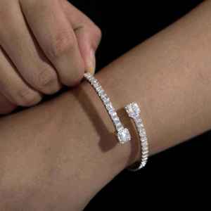 กำไลข้อมือทอง 14K แบบเปิดประดับเพชรทรงบาแก็ตต์สำหรับผู้หญิง ได้รับการรับรองจาก IGI เครื่องประดับทรงเรขาคณิตแบบซ้อนได้ - Product Image 1
