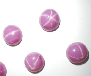 Rubis étoilé rond 12x12 mm 9 carats, cabochon poli créé en laboratoire avec effet étoile à 6 branches pour la fabrication de bijoux - Product Image 4