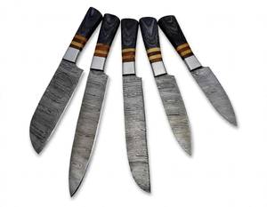 Juego de 5 utensilios de cocina artesanales de acero de Damasco de alto contraste con mango de madera negra apilado. - Product Image 5