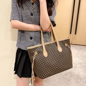 Sac à main bandoulière en cuir véritable pour femme de qualité supérieure, design luxueux et tendance avec étiquette métallique et fermeture éclair - Product Image 3