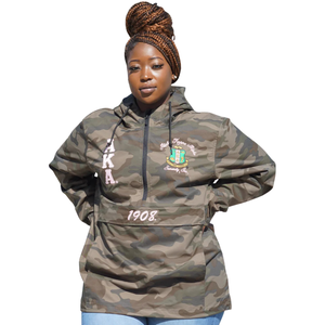 Chaqueta Anorak Camuflaje AKA para Mujer, Cortavientos con Capucha y Media Cremallera, Cresta Bordada, Verde Oliva Camuflaje Blanco - Product Image 1