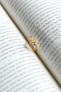 Anillo Solitario con Gema Ovalada de 1.00CT de Color Amarillo, Oro Sólido de 18K, Regalo de Compromiso para Enamorados - Product Image 4