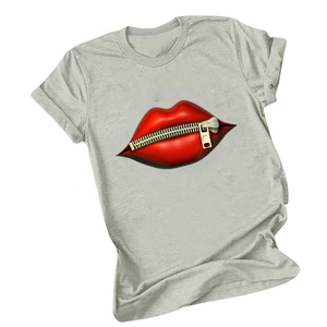 T-shirt décontracté à manches courtes et col rond pour homme, imprimé lèvres rouges et fermeture éclair, coupe classique, en jersey de coton, motif avant - Product Image 3