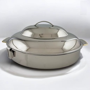 Increíble cacerola que emite calor físico desde una olla metálica caliente crea un ambiente de comedor acogedor y comunitario. - Product Image 3